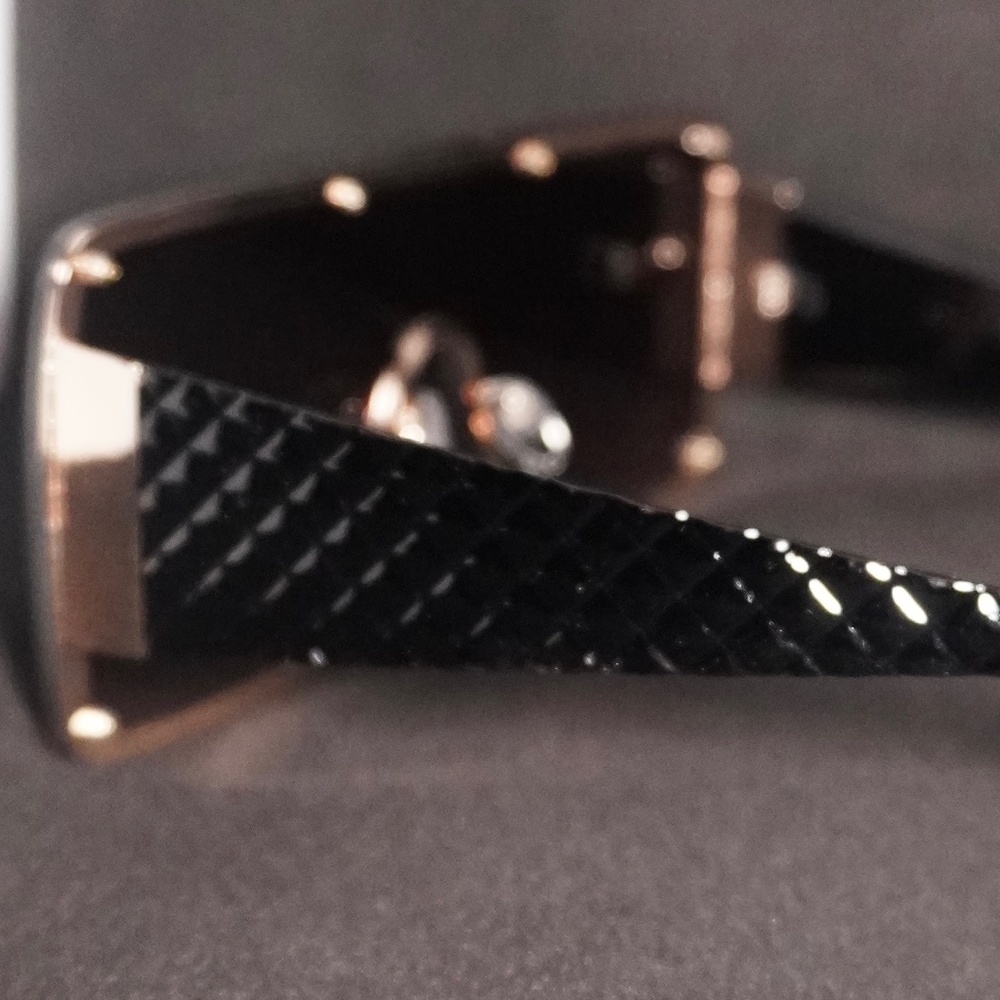Black sunglasses with tint